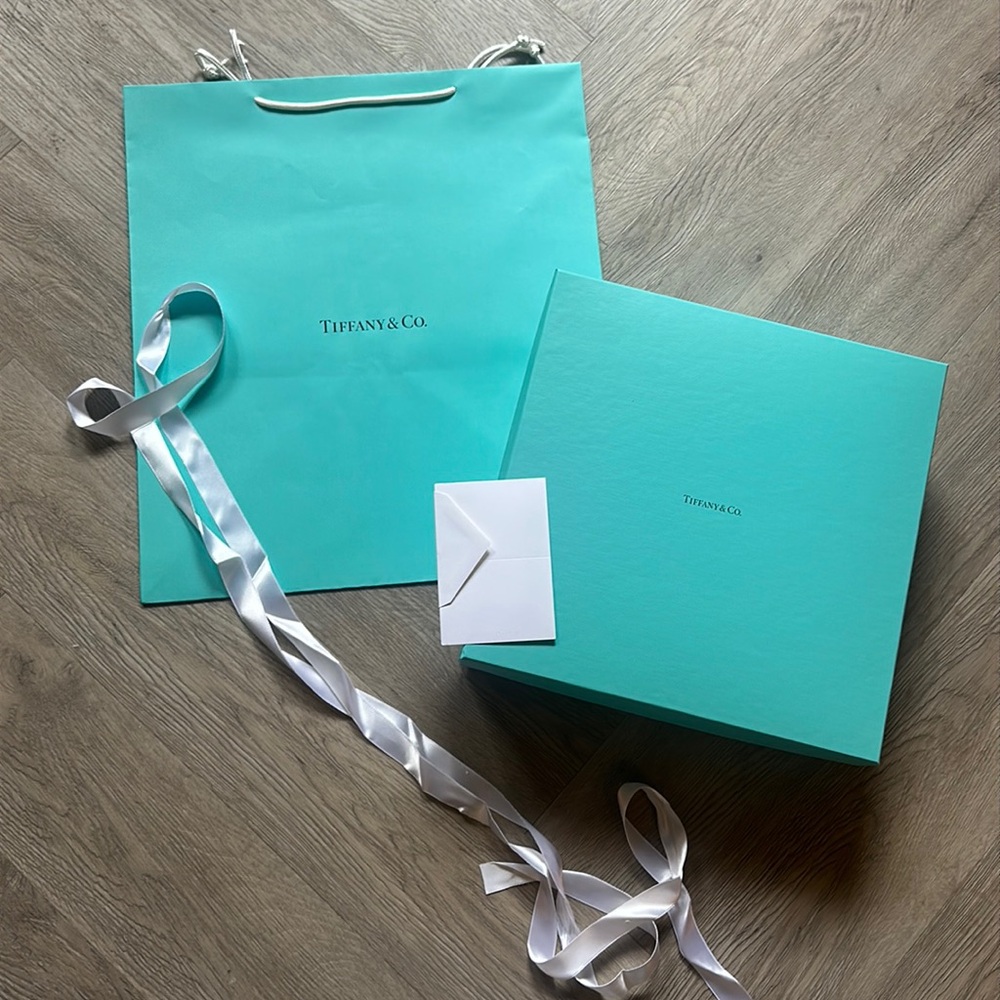 Empty Tiffany& Co Box, large bag, ribbon, tiffany card.
Brand New NEVER USED.